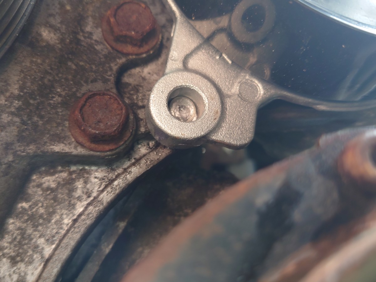 ウォーターポンプ交換しました。そしてボルトが1本折れる！？